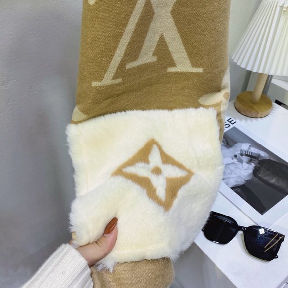 ๐โจAUTHENTICโจ๐Louis Vuitton scarf - Picture 6 of 7